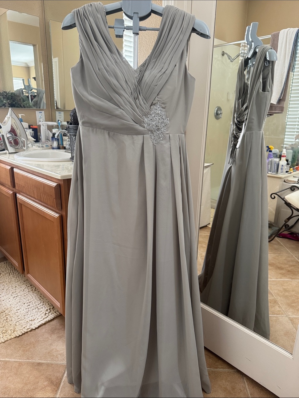 Elegant V-Neck Sleeveless Chiffon Evening Dress in Gray